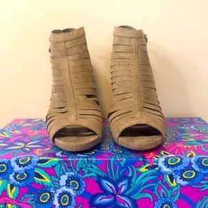 Carlos Santana grey suede open toe strappy sandal size 7 1/2